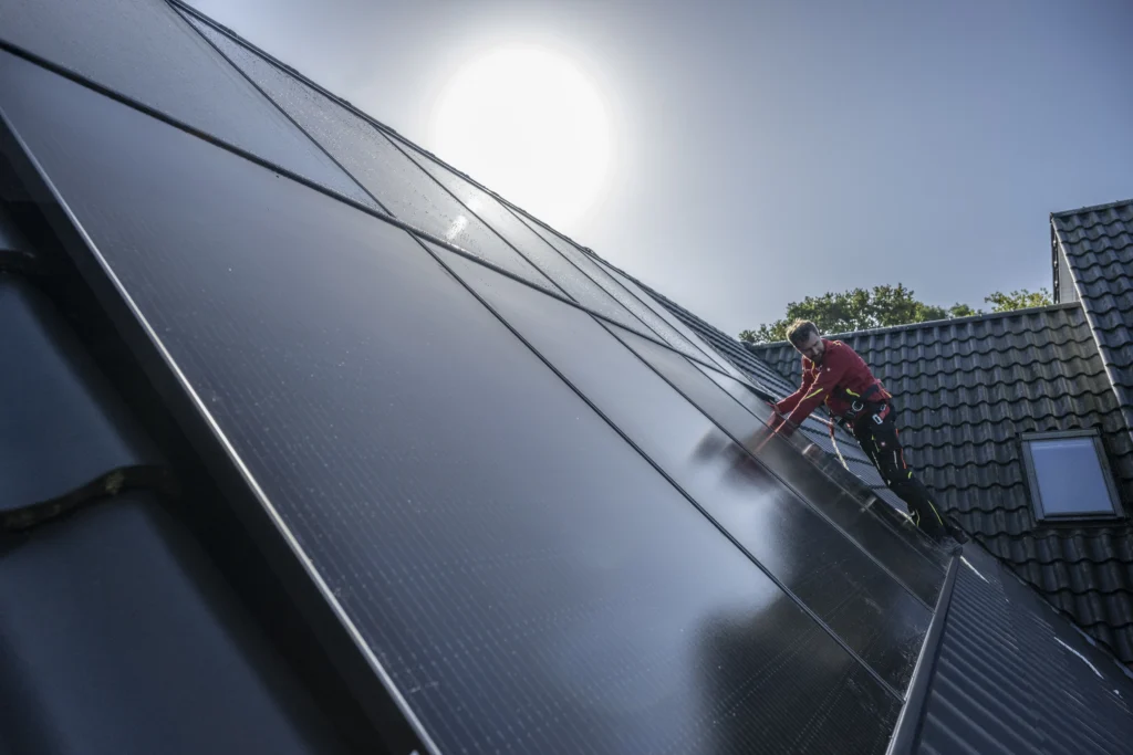 SEN Solartechnik – Solaranlage im Aufbau